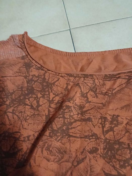 Blusa de manga comprida, cor de tijolo, com lantejoulas nos ombros (deve vestir M)