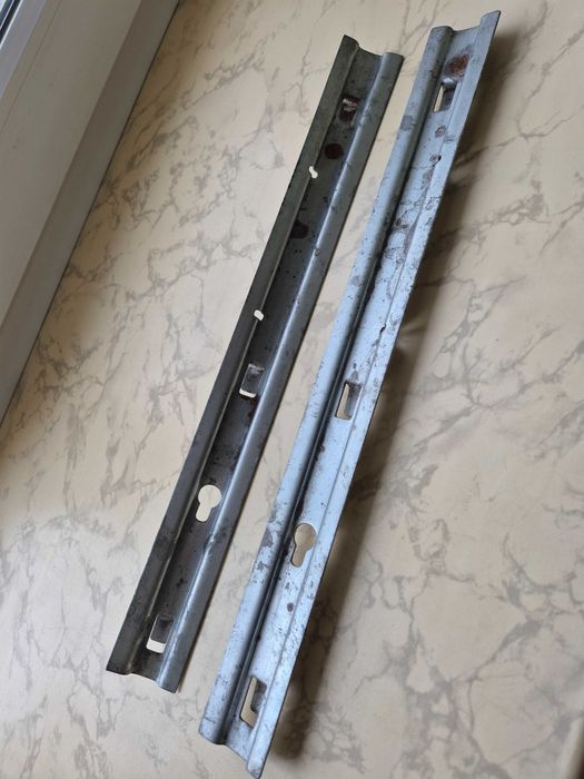 Металеві рейки з гачками