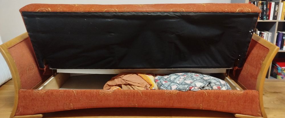 Rozkładana kanapa wyczyszczona tapicerka miejsce na pościel i fotel