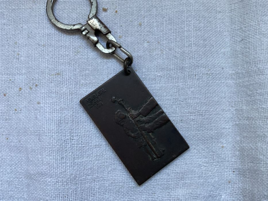 Porta chaves em bronze 25 abril