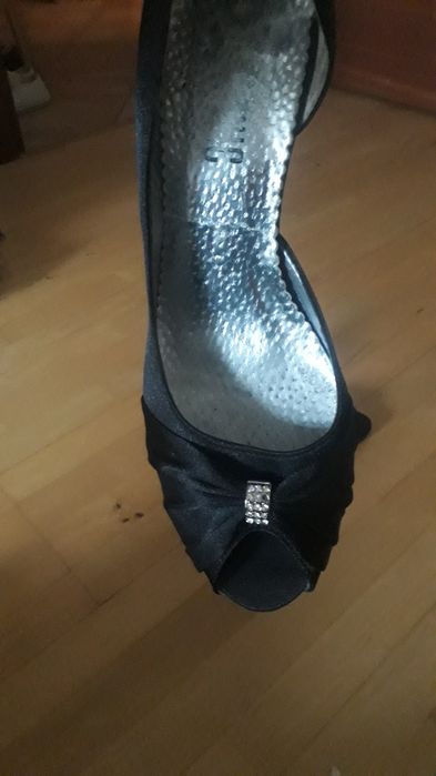 Satynowe szpilki z odkrytym noskiem roz. 38.