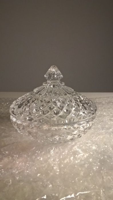 Bomboneira antiga em vidro de picos.