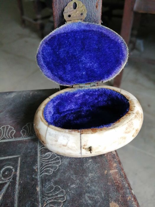 guarda joias pequeno antigo em osso