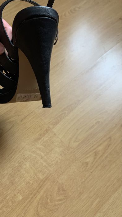 Sandały na obcasie 37