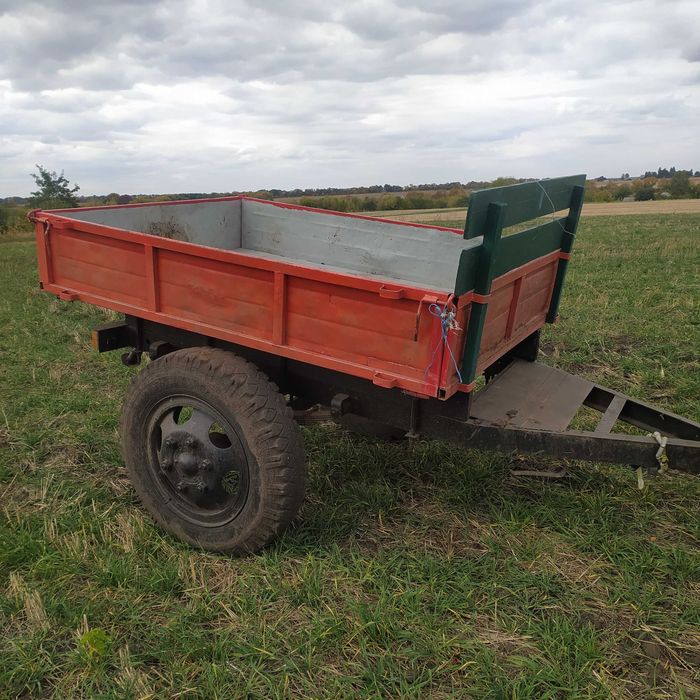 Трактор т25 з причепом та плугом.