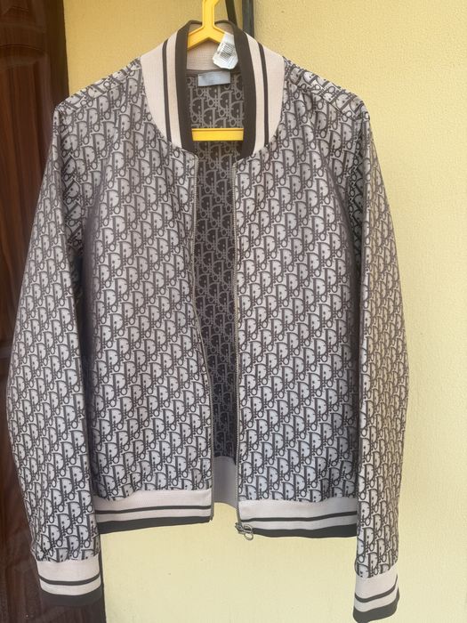 Костюм Dior дуже вишуканий