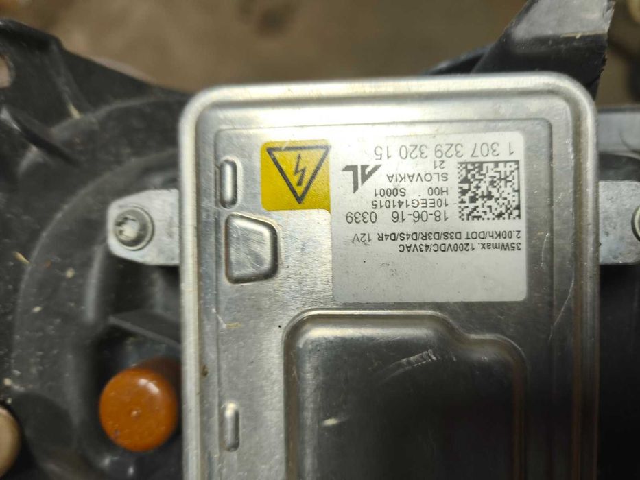 Ксенонова лампа Jeep Cherokee та інші запасні частини фари