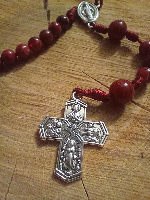 Marmurkowa czerwień - różaniec na sznurku - handmade