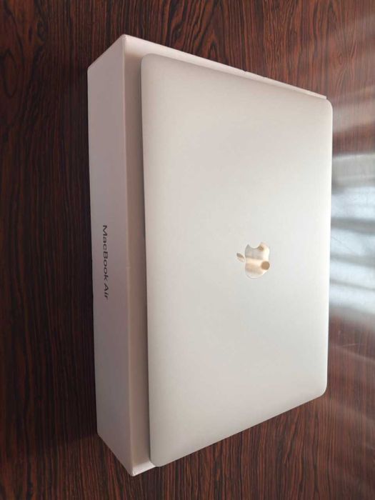 MacBook Air M1 13" 8GB/256GB Bateria 97%– caixa + fatura + mala Tomtoc