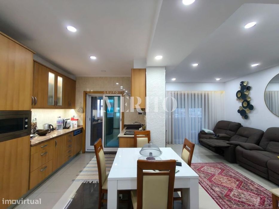 Apartamento T3+1 remodelado, na Póvoa de Varzim, muito próximo do Mar.