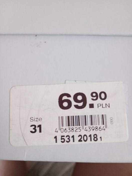 Białe buty np. na rozpoczęcie roku szkolnego.
