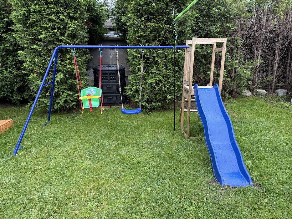 Plac zabaw dla dzieci, huśtawki plus zjeżdżalnia