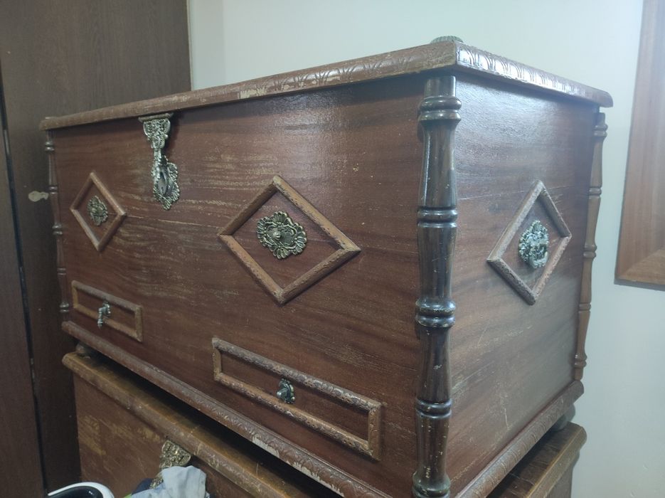 Arca antiga de madeira