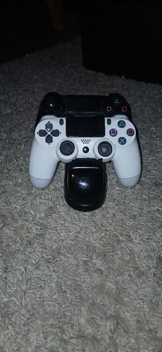 Playstation 4 (500gb) + 7  jogos + comandos + carregador