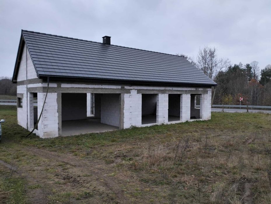 Dom wolnostojący jednorodzinny w stanie surowym