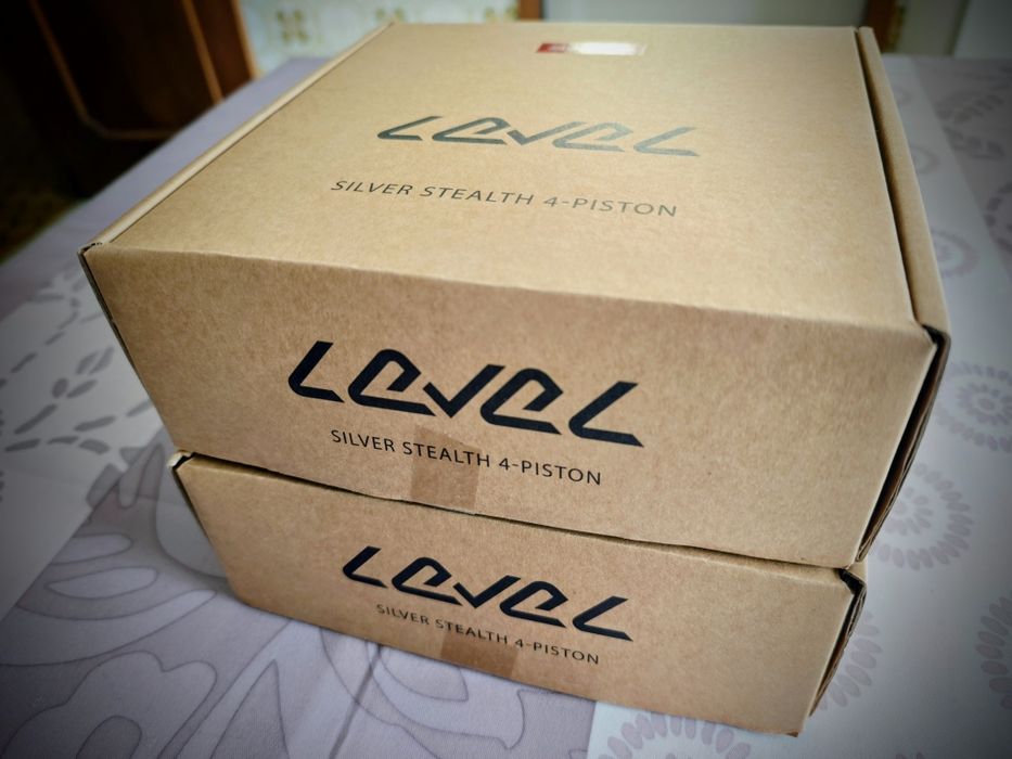 Par novo de travões SRAM Level Stealth 4-Pistons