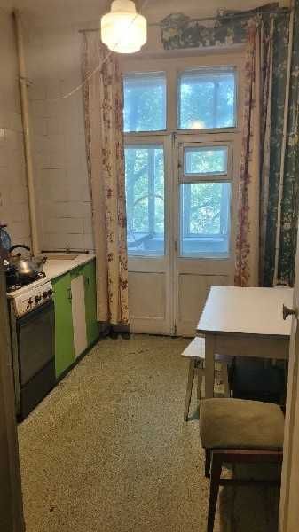 Продається 2-о кімнатна СТАЛІНКА  вул. НЕЗАЛЕЖНОЇ  УКРАЇНИ 3/5