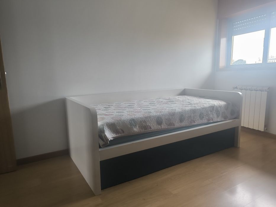 Cama dupla com gaveta (com dois  estrados) em madeira