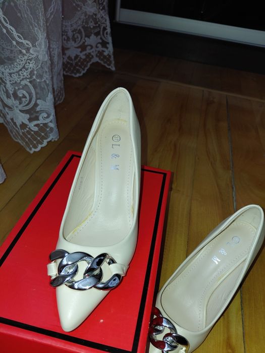 Продам туфлі 37 розмір підійде на худеньку ніжку