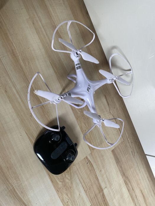 Dron latający fly