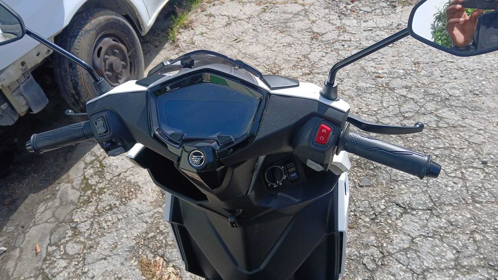 Vendo mota Keeway 125cc, ano 2025, em estado impecável — praticamente nova.  Apenas 1.790 km Ainda com 3 anos de garantia Preço: 1800€