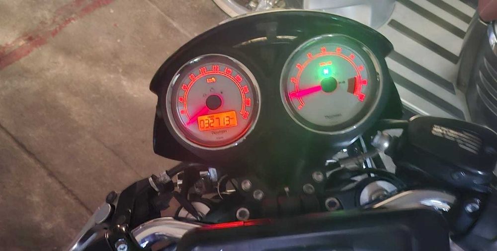 Triumph Thruxton 900