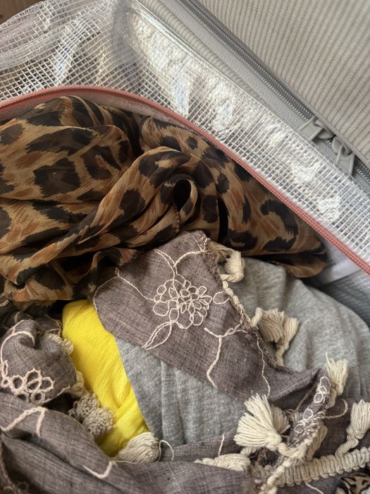 Karton okolo 20 szt apaszek, szalików,chust, kominów