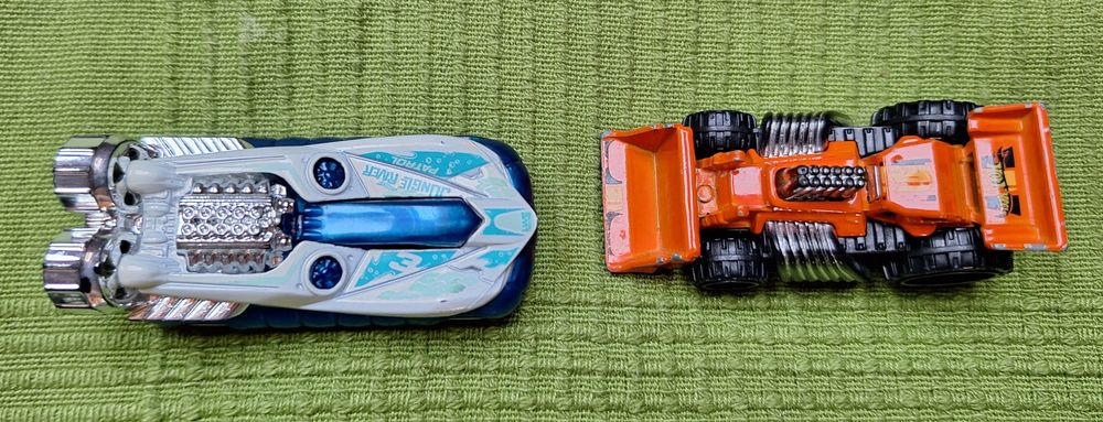 Zestaw samochodzików Hot Wheels: poduszkowiec i  buldożer