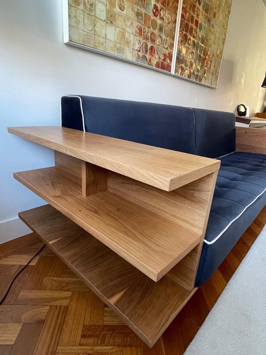 Sofã 4 pessoas veludo azul escuro com braços em nogueira modelo exclusivo.