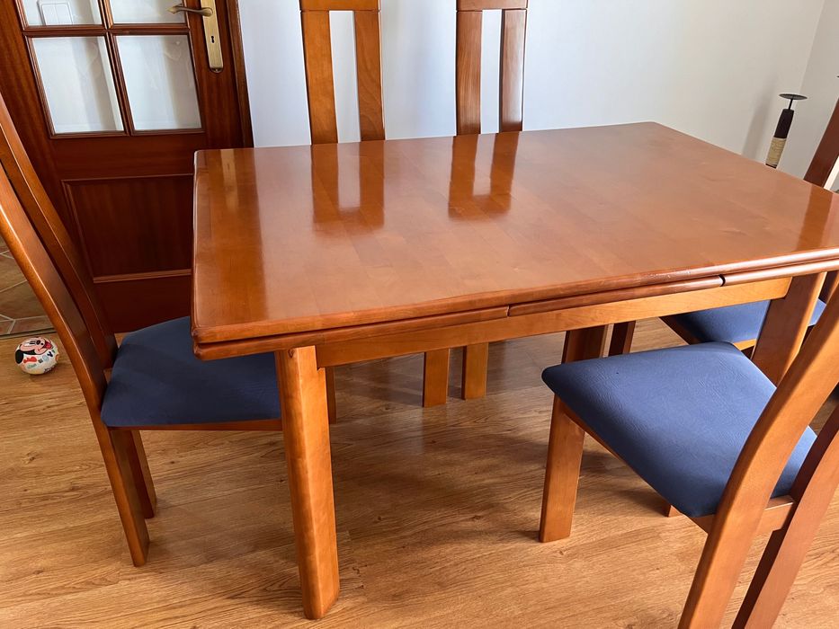Vendo - Mesa de jantar c/ 6 cadeiras (Madeira de cerejeira)
