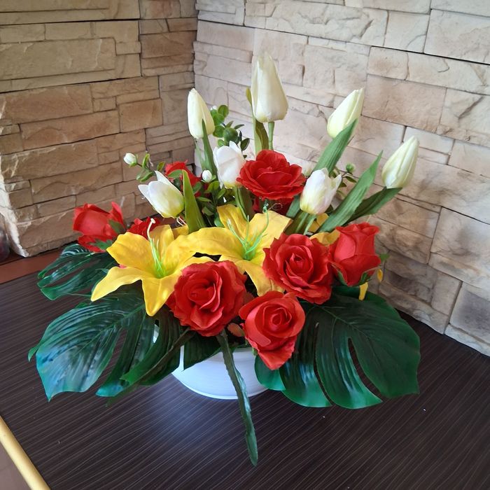 Kompozycja ze sztucznych kwiatów stroik okolicznościowy nagrobny