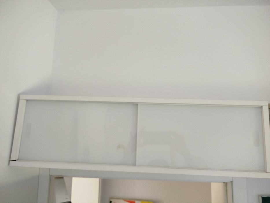 Estante de parede com portas deslizantes