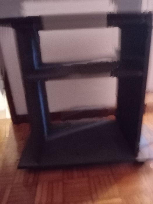 Móvel em madeira para tv com tampo que roda.