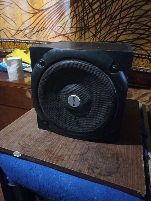 Продам сабуферну колонку в авто повністю робоча іграє чотко.