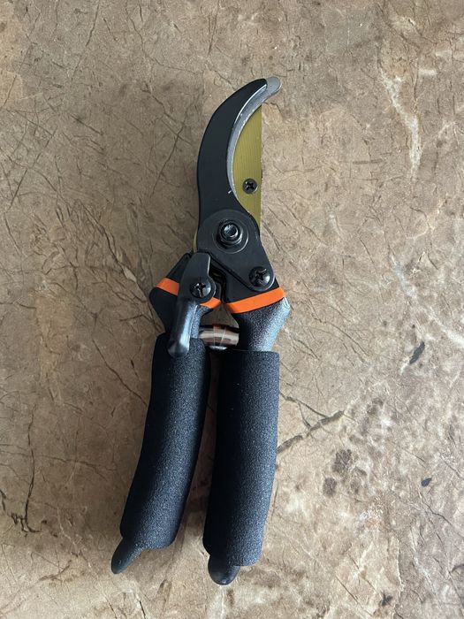 Ножиці для обрізування гілок
