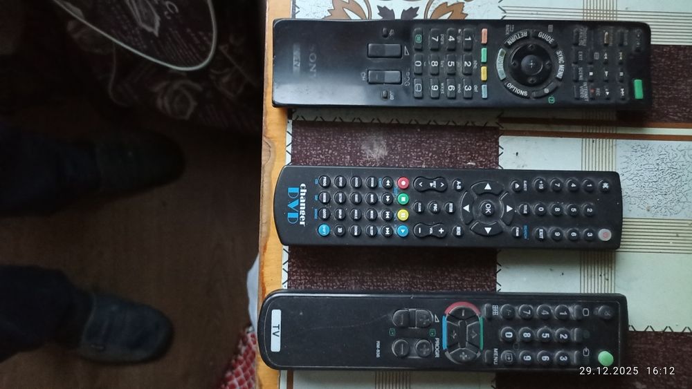 Продам б/ в пульти та телефони