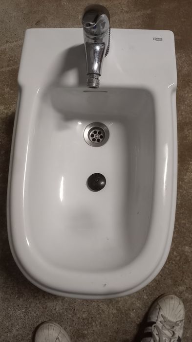 Lavatório e bidé e resguardo