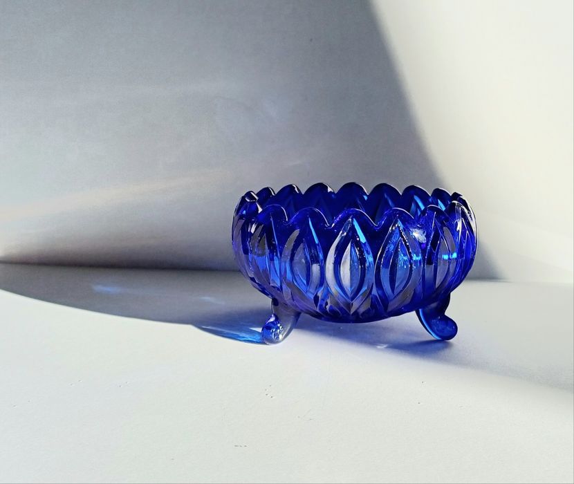 Bombonierka - kobaltowe szkło prasowane  - Vintage