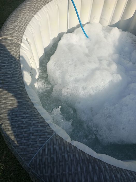 Jacuzzi pompowane wraz z nadmuchiwanym pokrowcem