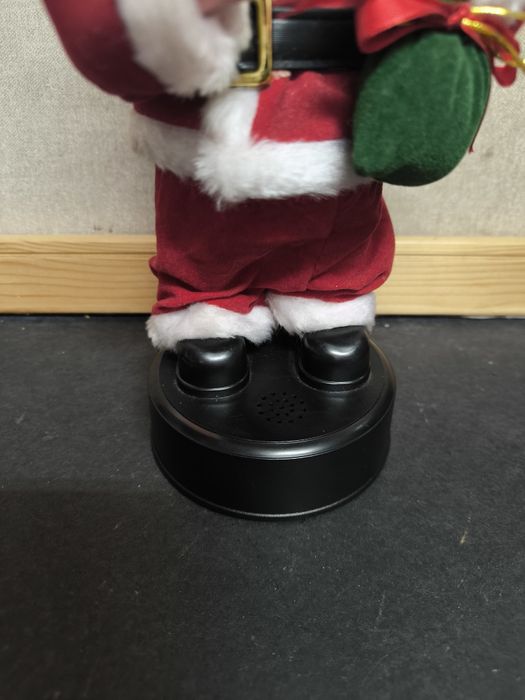 Pai Natal com candeeiro e saco de presentes com música.
Figura decorat