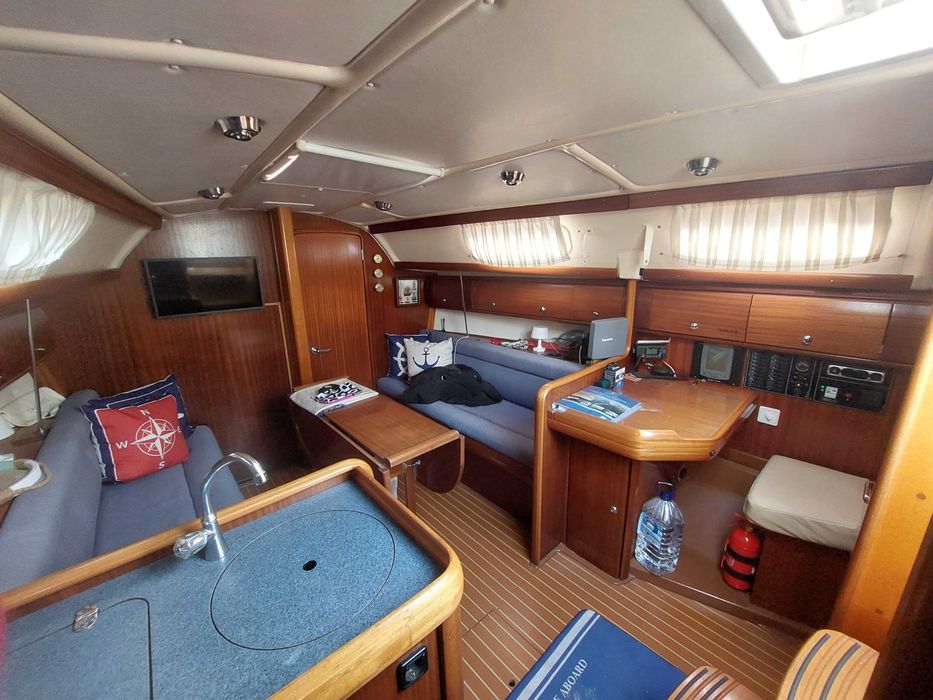 Veleiro Bavaria 32" (veleiro alemão com bandeira portuguesa);