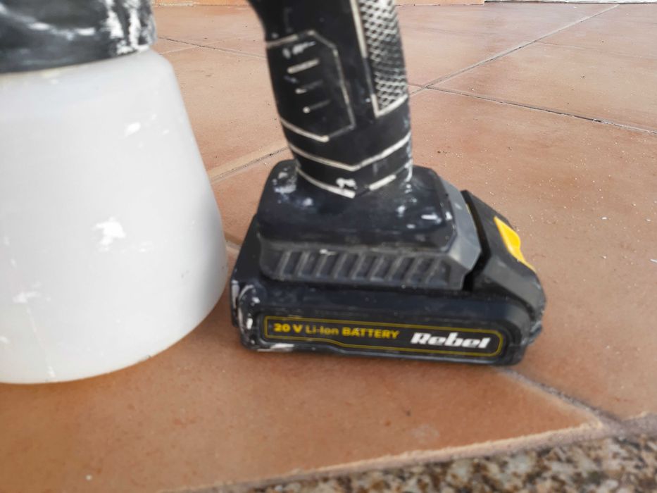 Máquina Pistola de pintura a bateria, com carregador e bateria.