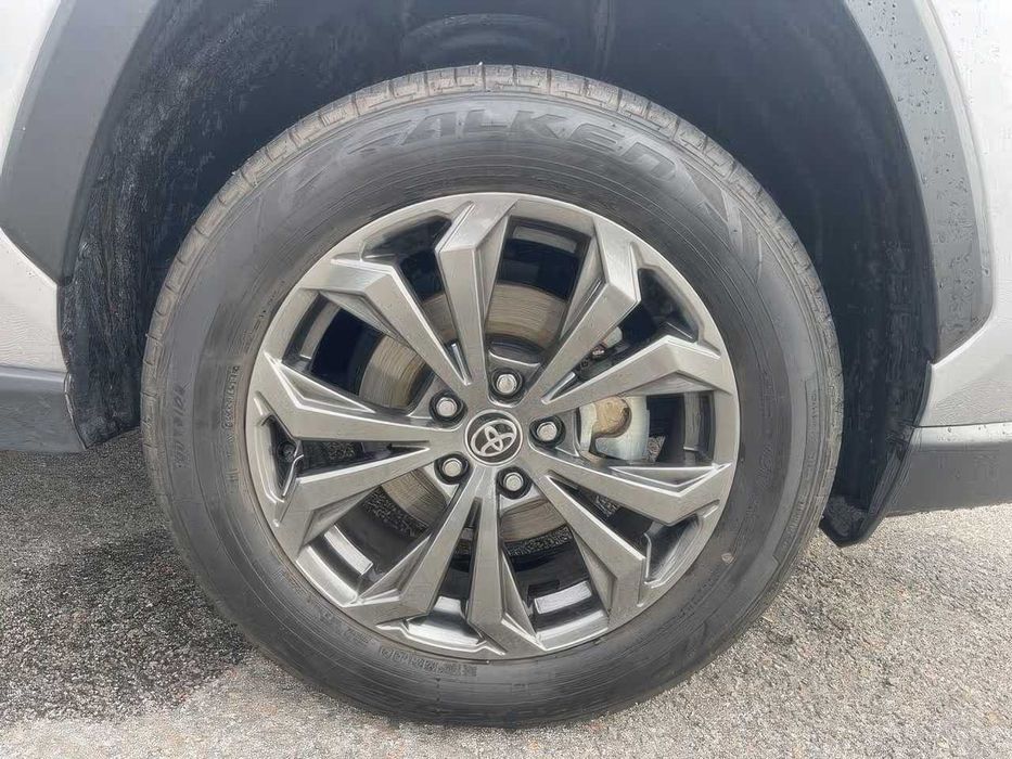 Toyota RAV4 Hybrid XLE Premium      2024