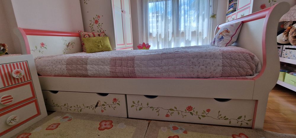 Mobília quarto criança em madeira maciça  com pintura manual Oficina r