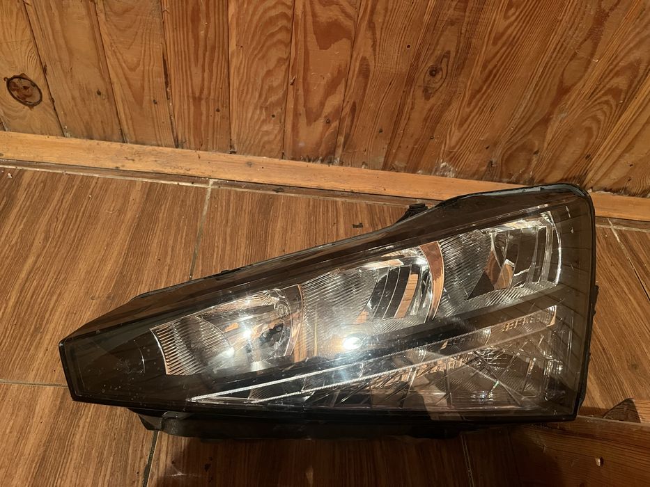 Передня ліва фара шкода скала skoda skala розбитий корпус