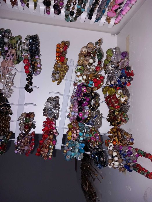 Lote de colares, pulseiras e brincos feitos à mão