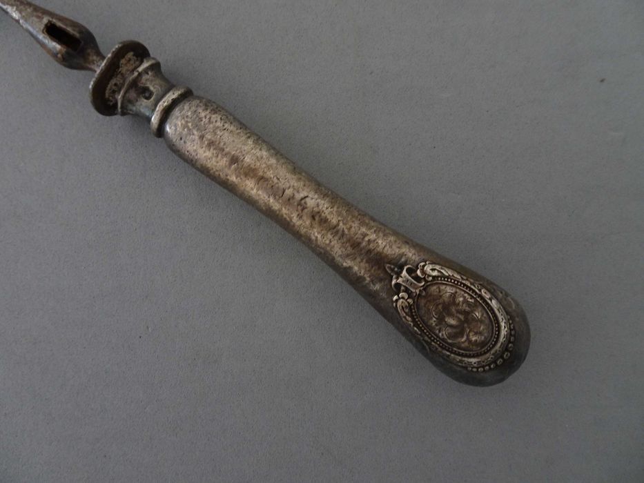 Antigo garfo trinchante com cabo em prata