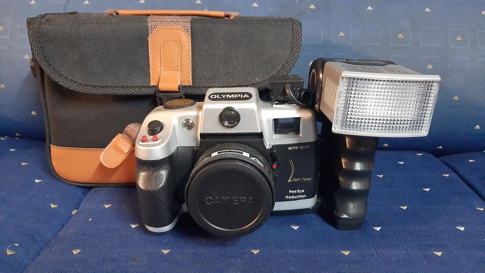 Viaturas Militares blindadas e máquina fotográfica