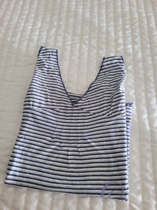 Top corte em V com riscas