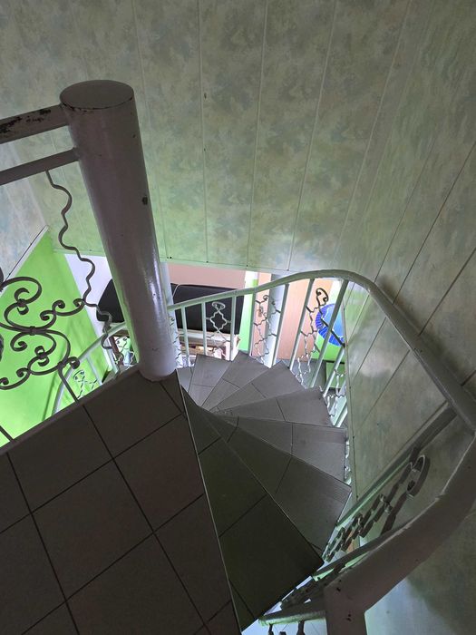 Schody kręcone spiralne stalowe z balustradą
